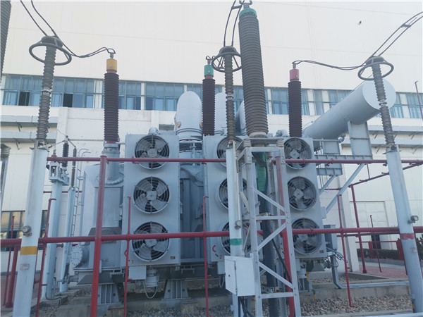 我公司承接龍口南山集團(tuán)SFP11-400000/220KVA超高壓電力變壓器維護(hù)保養(yǎng)現(xiàn)場。