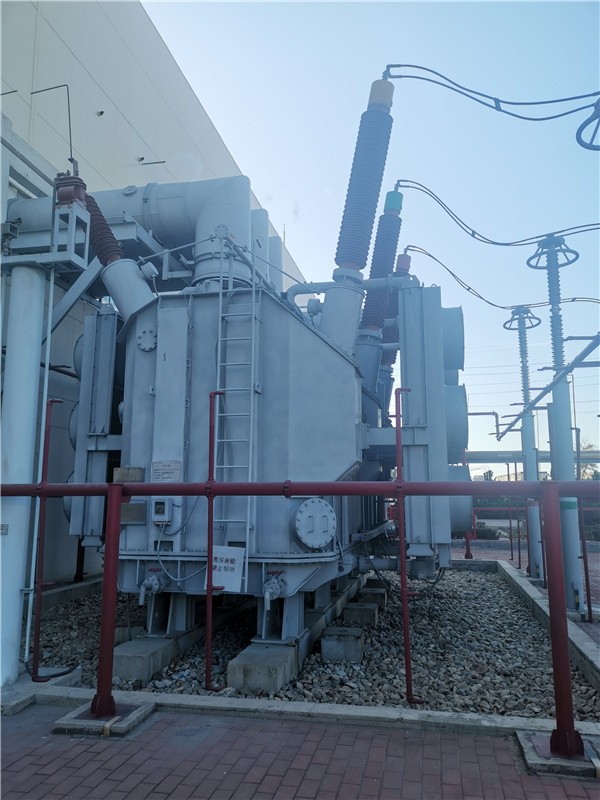 我公司承接龍口南山集團(tuán)SFP11-400000/220KVA超高壓電力變壓器維護(hù)保養(yǎng)現(xiàn)場。