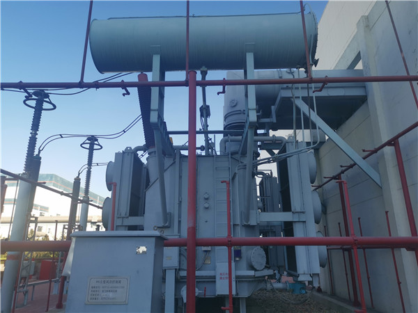 我公司承接龍口南山集團(tuán)SFP11-400000/220KVA超高壓電力變壓器維護(hù)保養(yǎng)現(xiàn)場。