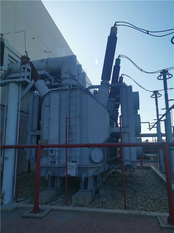 我公司承接龍口南山集團(tuán)SFP11-400000/220KVA超高壓電力變壓器維護(hù)保養(yǎng)現(xiàn)場。