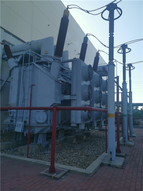 我公司承接龍口南山集團(tuán)SFP11-400000/220KVA超高壓電力變壓器維護(hù)保養(yǎng)現(xiàn)場。